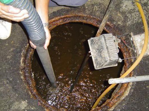 新龙镇隔油池清理