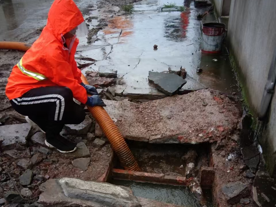 新龙镇专业清理污水池 炜誉市政以规范流程守护城市 “肠道”