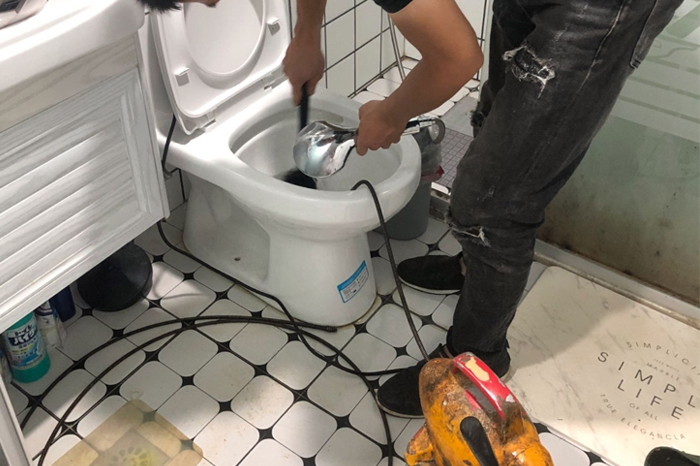 新龙镇马桶堵塞自己疏通还是找师傅?专业上门服务让你省时更省心